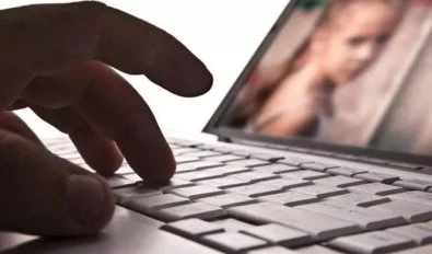 Homem com mandado por crimes contra criança é capturado pela PM