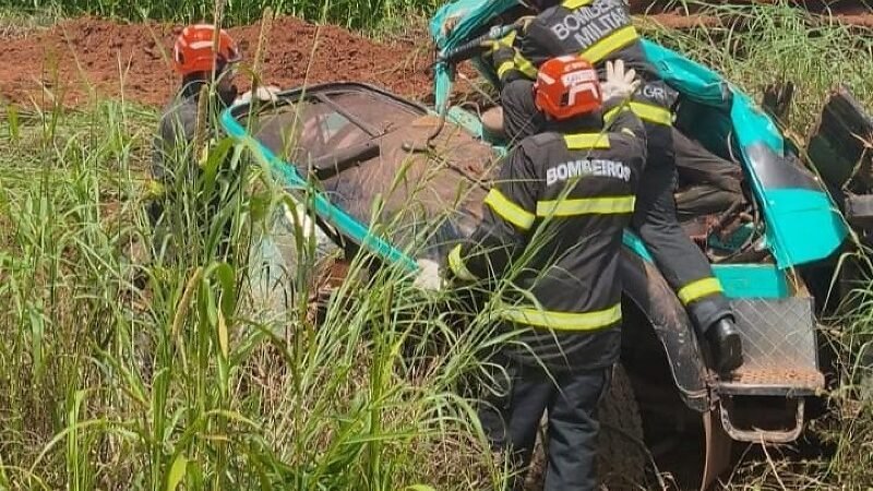 Caminhoneiro morre preso às ferragens após perder controle de veículo em rodovia de MT