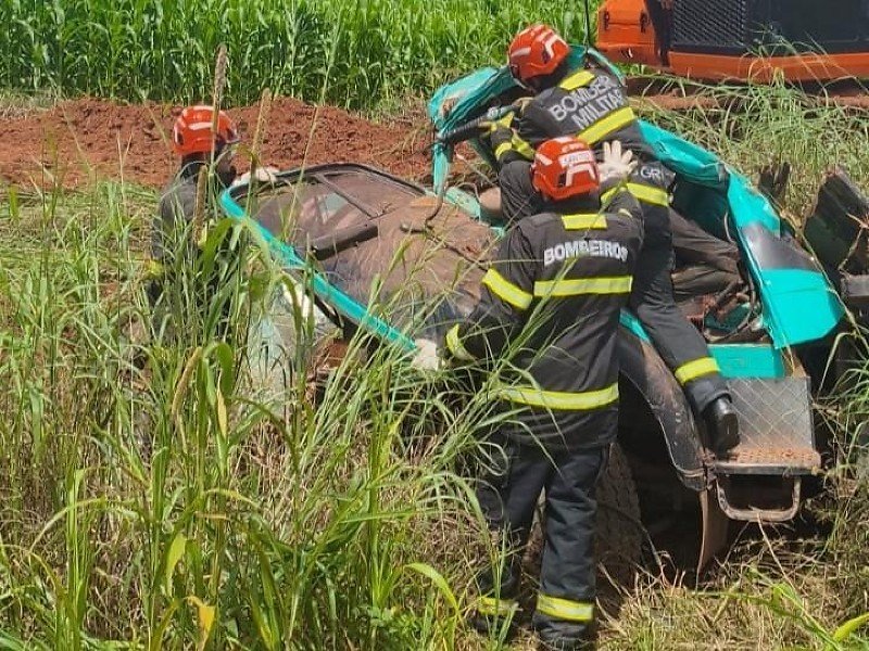 Caminhoneiro morre preso às ferragens após perder controle de veículo em rodovia de MT