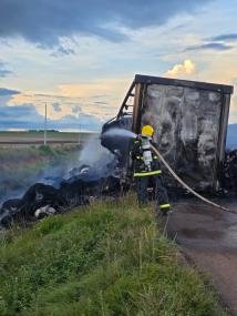 Carreta carregada com algodão pega fogo às margens da BR-163 em Nova Mutum