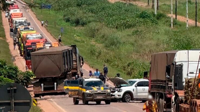 IMPRESSIONANTE: colisão entre caminhonete e carreta é registrada em vídeo em rodovia de MT