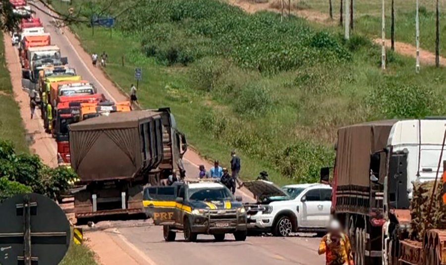 IMPRESSIONANTE: colisão entre caminhonete e carreta é registrada em vídeo em rodovia de MT