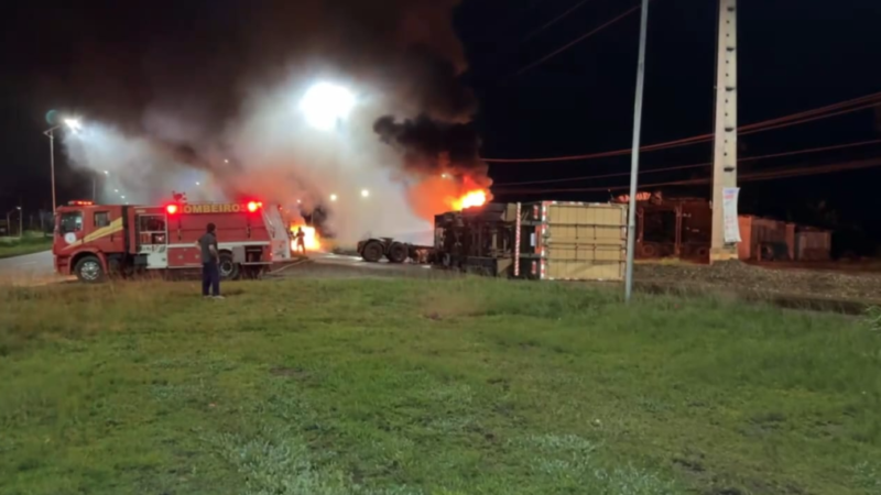 Carreta com cavaco tomba e pega fogo na BR-163 durante a madrugada