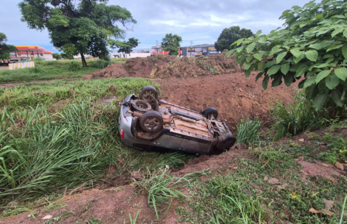 Renault Duster capota em vala na zona urbana, mas ninguém se fere