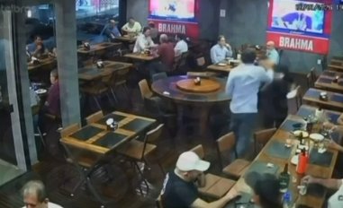 Cliente tenta agredir funcionário e acaba nocauteado em bar na Praça Popular, em Cuiabá; vídeo viraliza