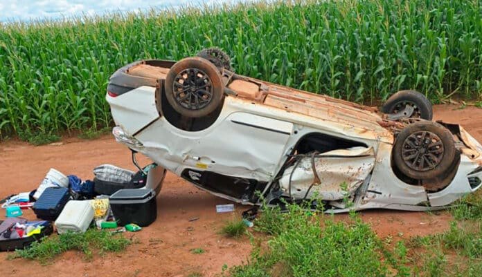 Após agredir oficial de Justiça, suspeito fura bloqueios, capota carro e acaba preso em MT