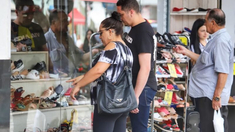 Intenção de consumo das famílias registra quinto mês consecutivo de alta