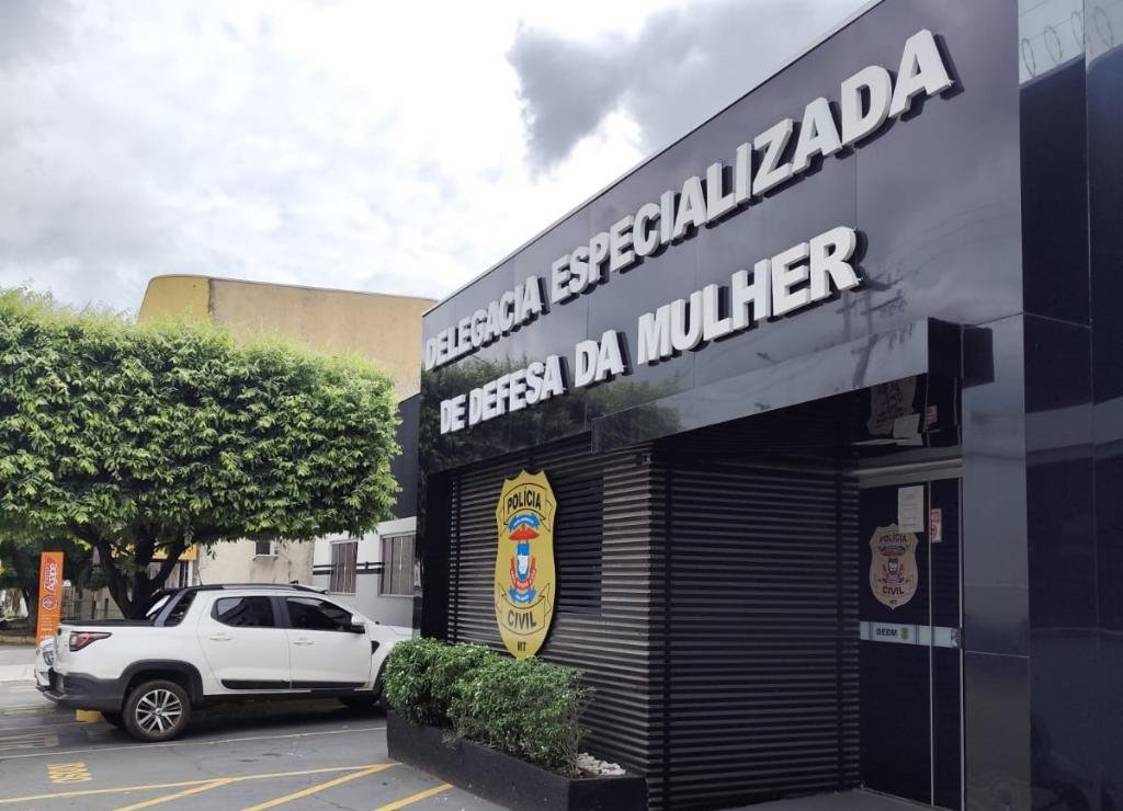 Agressor é preso na porta da delegacia enquanto vítima pedia socorro em MT