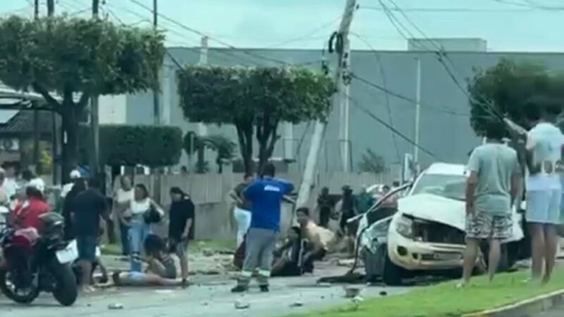 Vídeo flagra momento em que caminhonete colide contra postes em Sorriso