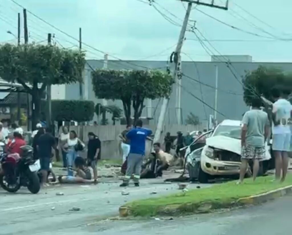 Vídeo flagra momento em que caminhonete colide contra postes em Sorriso