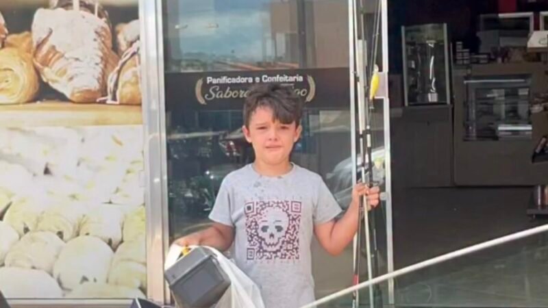 Sonho simples, grande emoção: menino viraliza ao sair sozinho para pescar – veja vídeo: