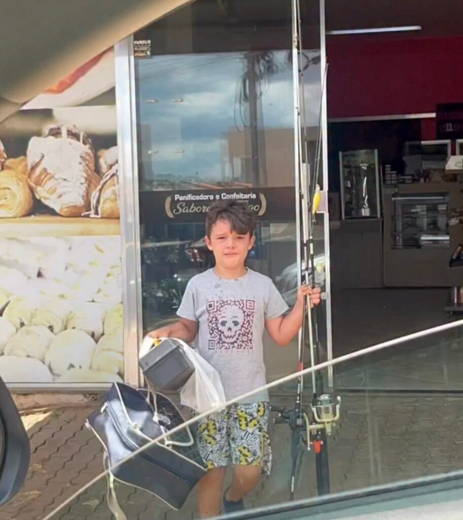Sonho simples, grande emoção: menino viraliza ao sair sozinho para pescar – veja vídeo: