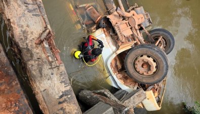 Mulher morre após caminhão cair de ponte e ficar submerso em rio na zona rural de Vila Rica