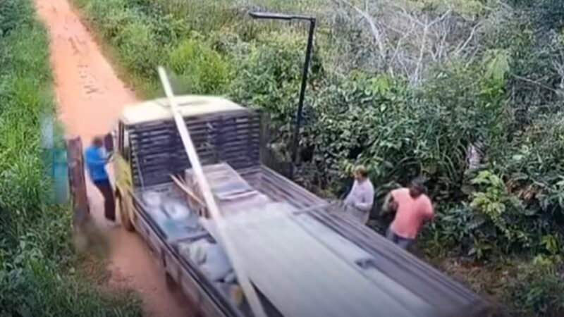 Vídeo mostra momento de tensão quando caminhão desce sozinho e idoso tenta impedir tragédia