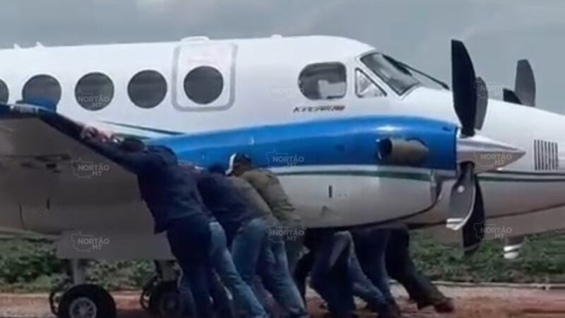 Aeronave usada na agenda de Mauro Mendes atola em pista de terra em Tapurah