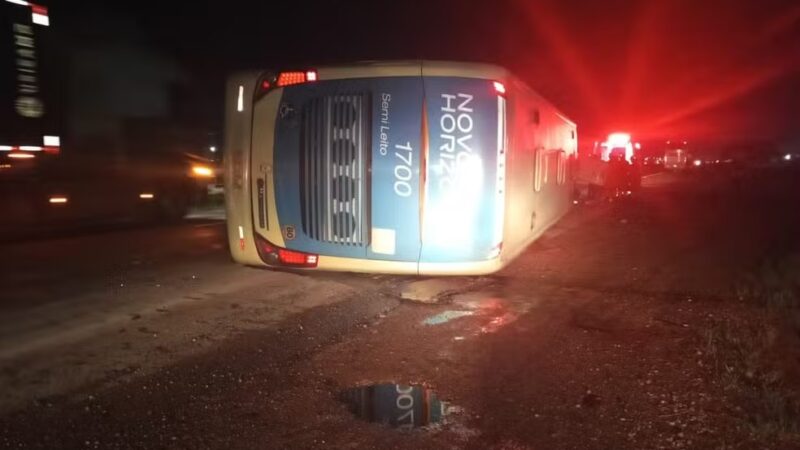 Pane mecânica provoca tombamento de ônibus na BR-364 e deixa dois feridos em Cuiabá