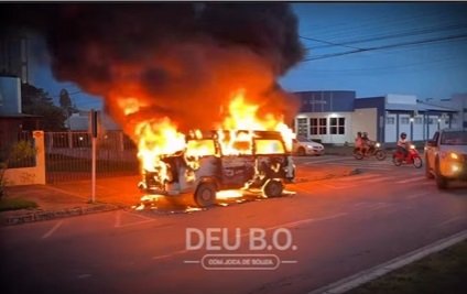 Kombi pega fogo em avenida movimentada de Sinop e chamas passam de dois metros