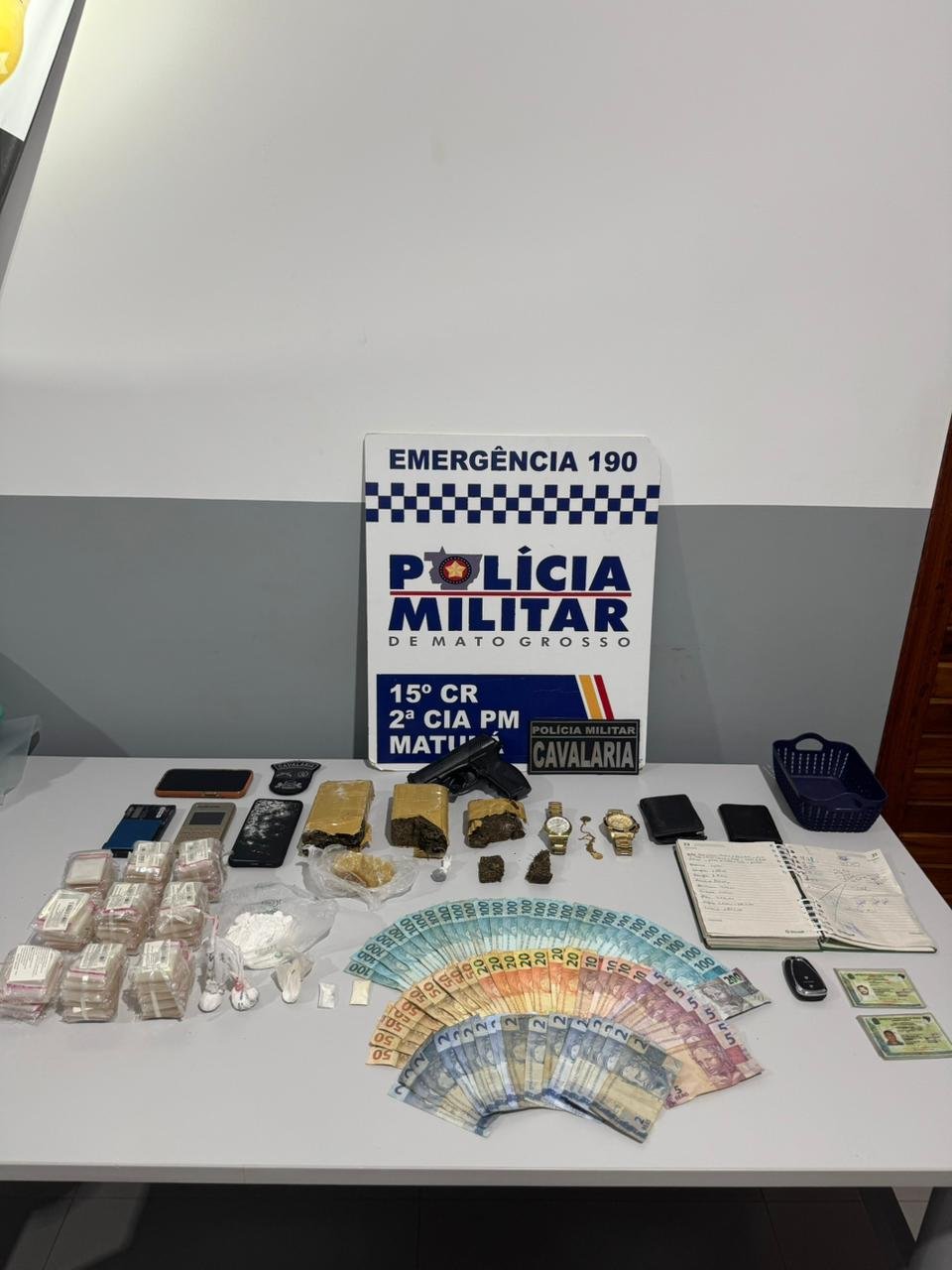 Cavalaria da PM prende dupla por tráfico de drogas e ligação com facção criminosa em Matupá