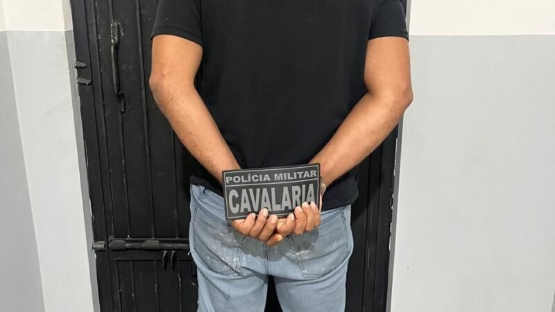 Cavalaria da PM prende homem com mandado de prisão em bar de Matupá