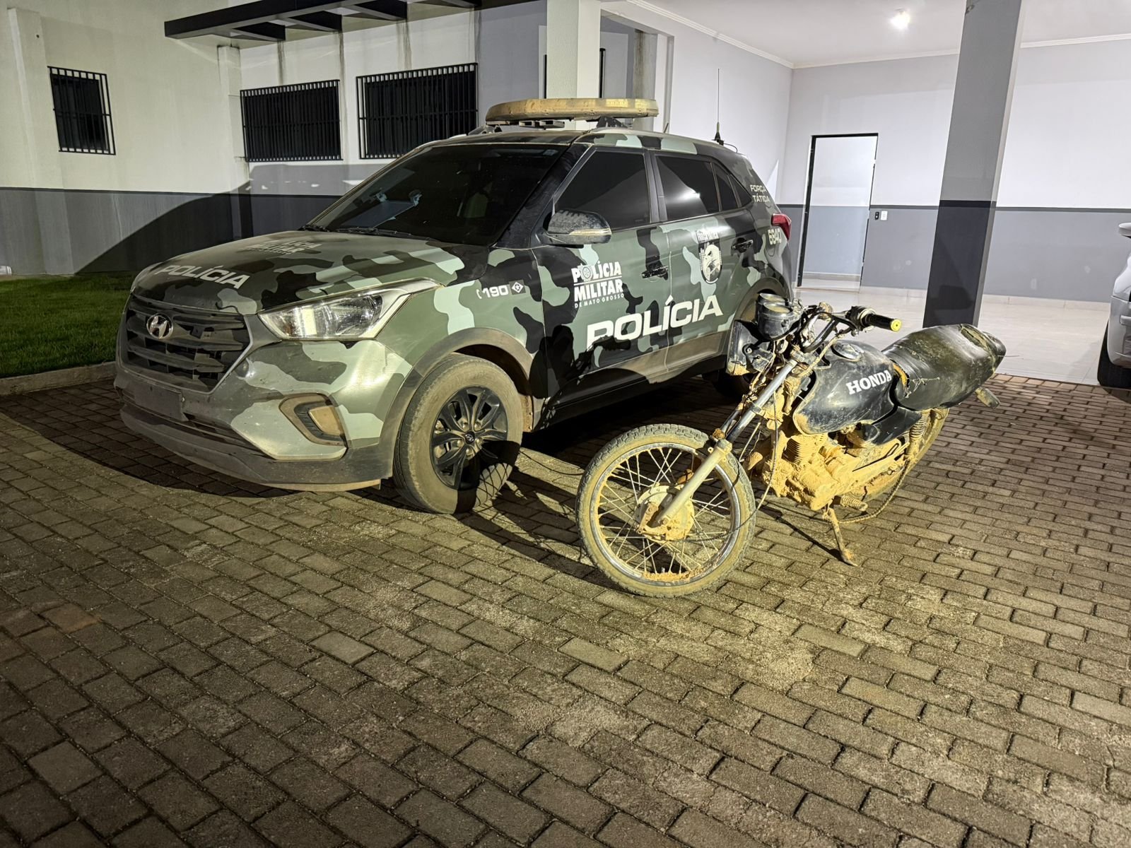 Força Tática desarticula ponto de tráfico, prende suspeito e recupera moto furtada em Matupá