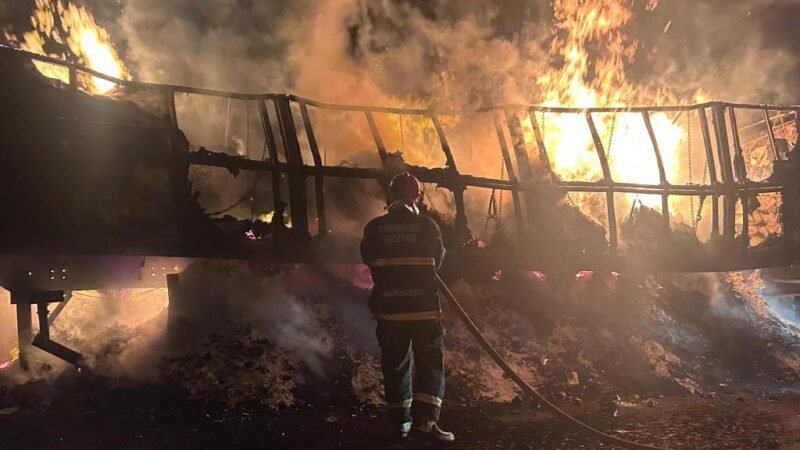 Carreta carregada com farinha de trigo pega fogo e mobiliza bombeiros na BR-070