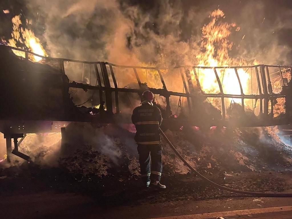 Carreta carregada com farinha de trigo pega fogo e mobiliza bombeiros na BR-070