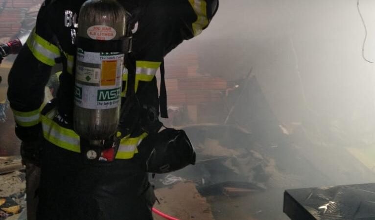 Incêndio em quarto de residência mobiliza bombeiros em Confresa