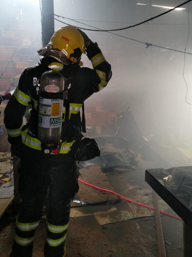 Incêndio em quarto de residência mobiliza bombeiros em Confresa