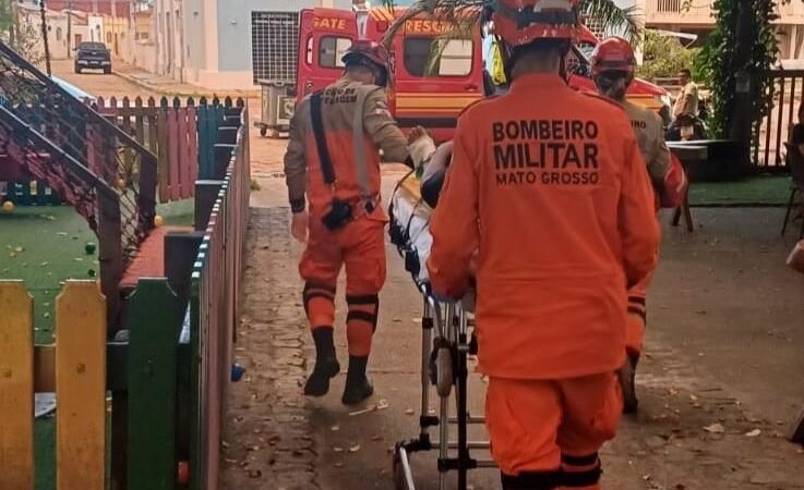 Funcionária escorrega em restaurante e é socorrida pelos bombeiros