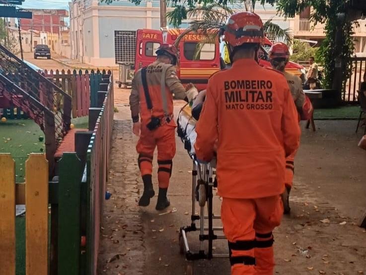 Funcionária escorrega em restaurante e é socorrida pelos bombeiros
