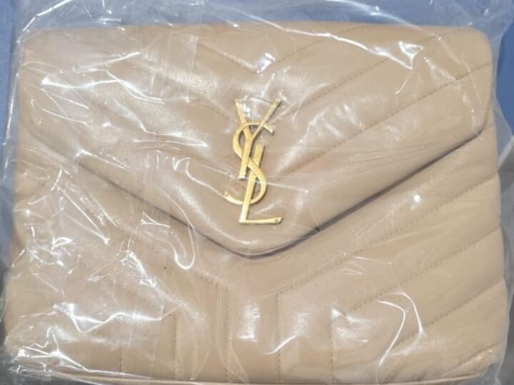 Mulher furta bolsas de luxo da própria amiga e vende pela internet em MT