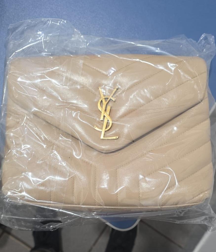 Mulher furta bolsas de luxo da própria amiga e vende pela internet em MT