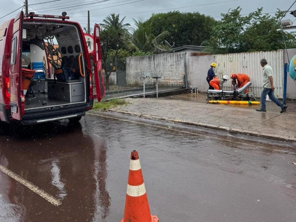 Bombeiros atendem homem ferido, resgatam ave e libertam pessoas presas em banco em MT
