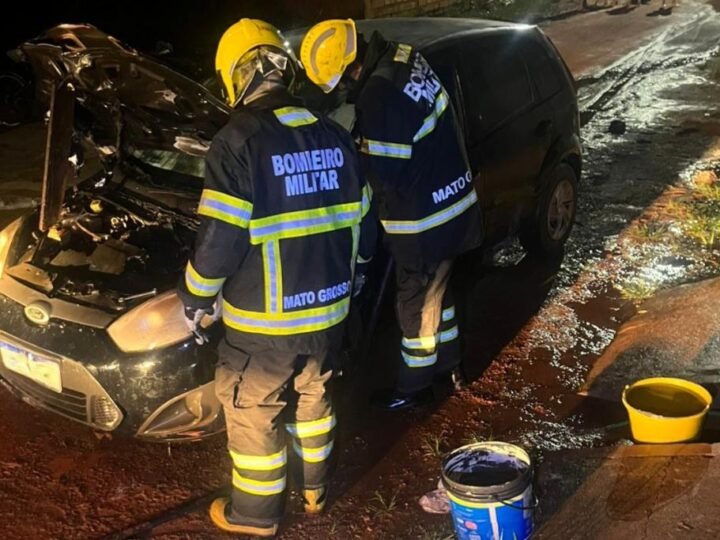 Bombeiros combatem incêndio em veículo e evitam que chamas destruam carro