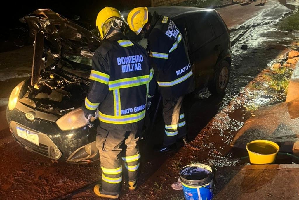 Bombeiros combatem incêndio em veículo e evitam que chamas destruam carro