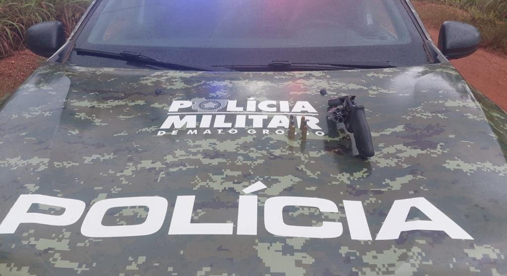 Trio é preso com arma, munições e entorpecentes durante abordagem policial