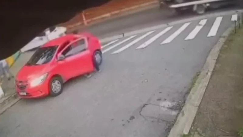 Pai e mãe vivem momentos de terror: ladrão foge com bebê dentro do carro – veja vídeo: