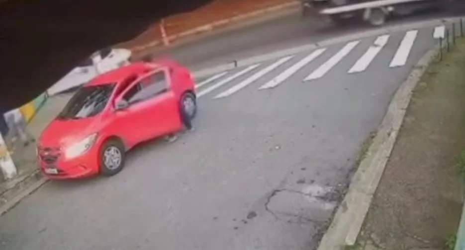 Pai e mãe vivem momentos de terror: ladrão foge com bebê dentro do carro – veja vídeo: