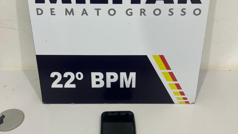 Flagrado no banheiro: homem é preso ao tentar esconder celular furtado