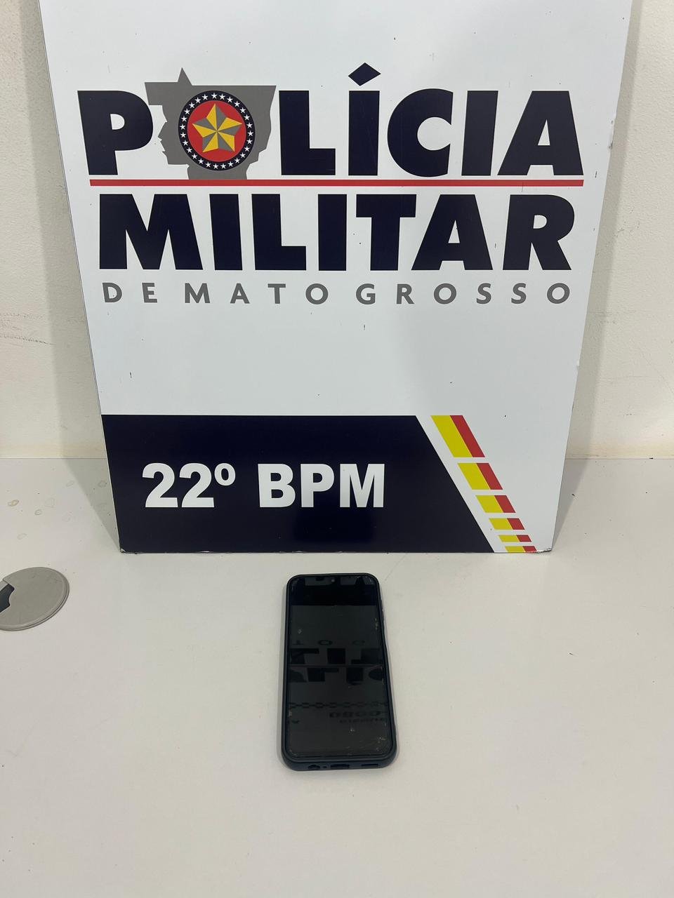 Flagrado no banheiro: homem é preso ao tentar esconder celular furtado