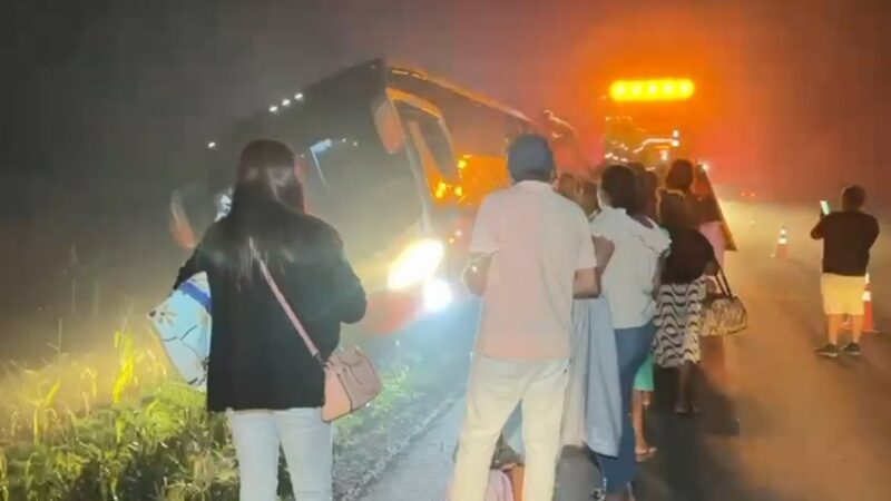 Ônibus da Saúde de Sinop sai da pista na BR-163 durante neblina