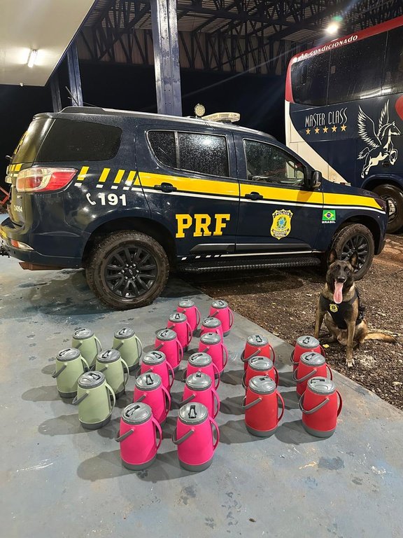 Drogas escondidas em garrafas térmicas são apreendidas em operação da PRF