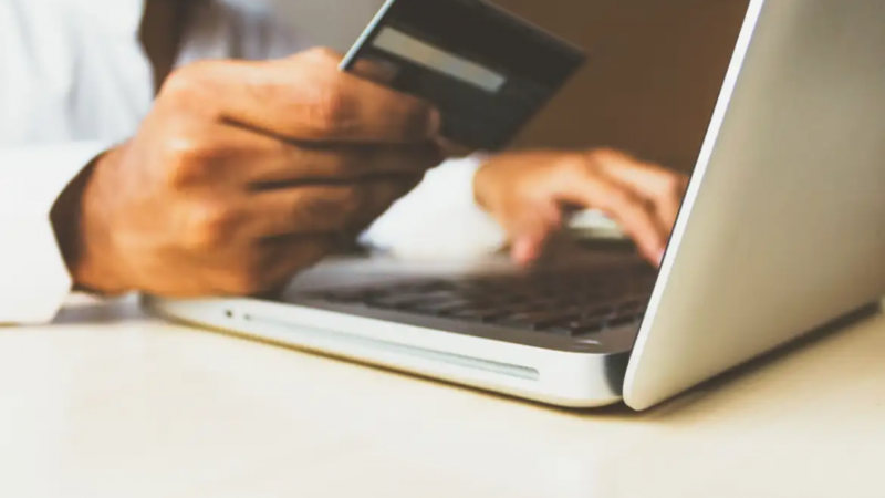 Juros do cartão de crédito pesam mais para famílias em fevereiro