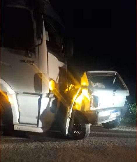Motorista morre após carro invadir pista e bater de frente com caminhão em Curvelândia – veja vídeo: