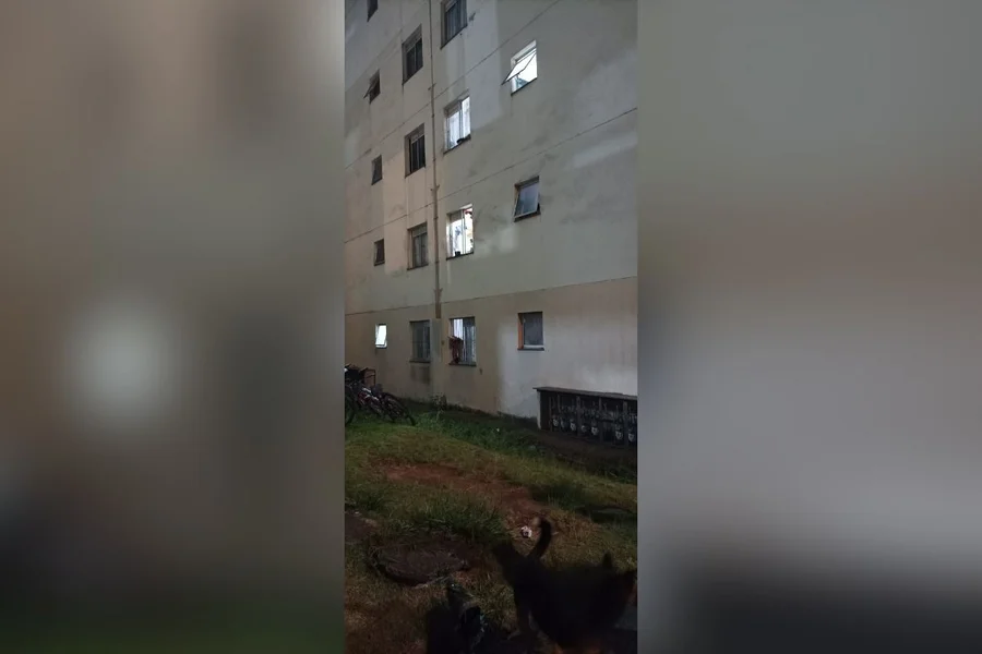 Desespero: mãe pula de prédio com criança para escapar de ataque do marido