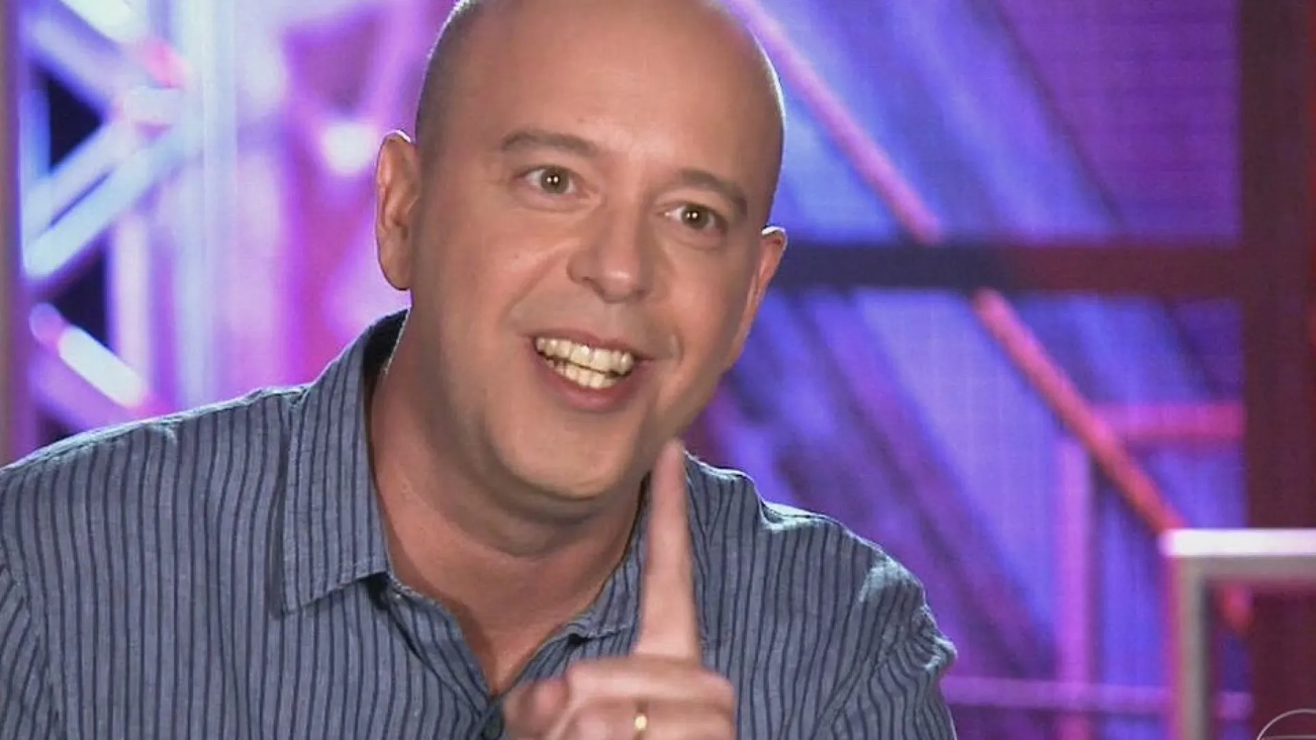 Alex Escobar precisará fazer cirurgia nas cordas vocais e é afastado da Globo