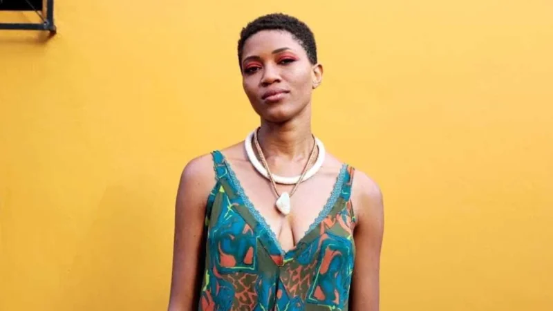 Cantora Luedji Luna retira tumor de quase 20 centímetros da perna