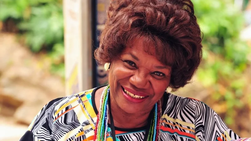 Neusa Borges assina contrato vitalício com a Globo