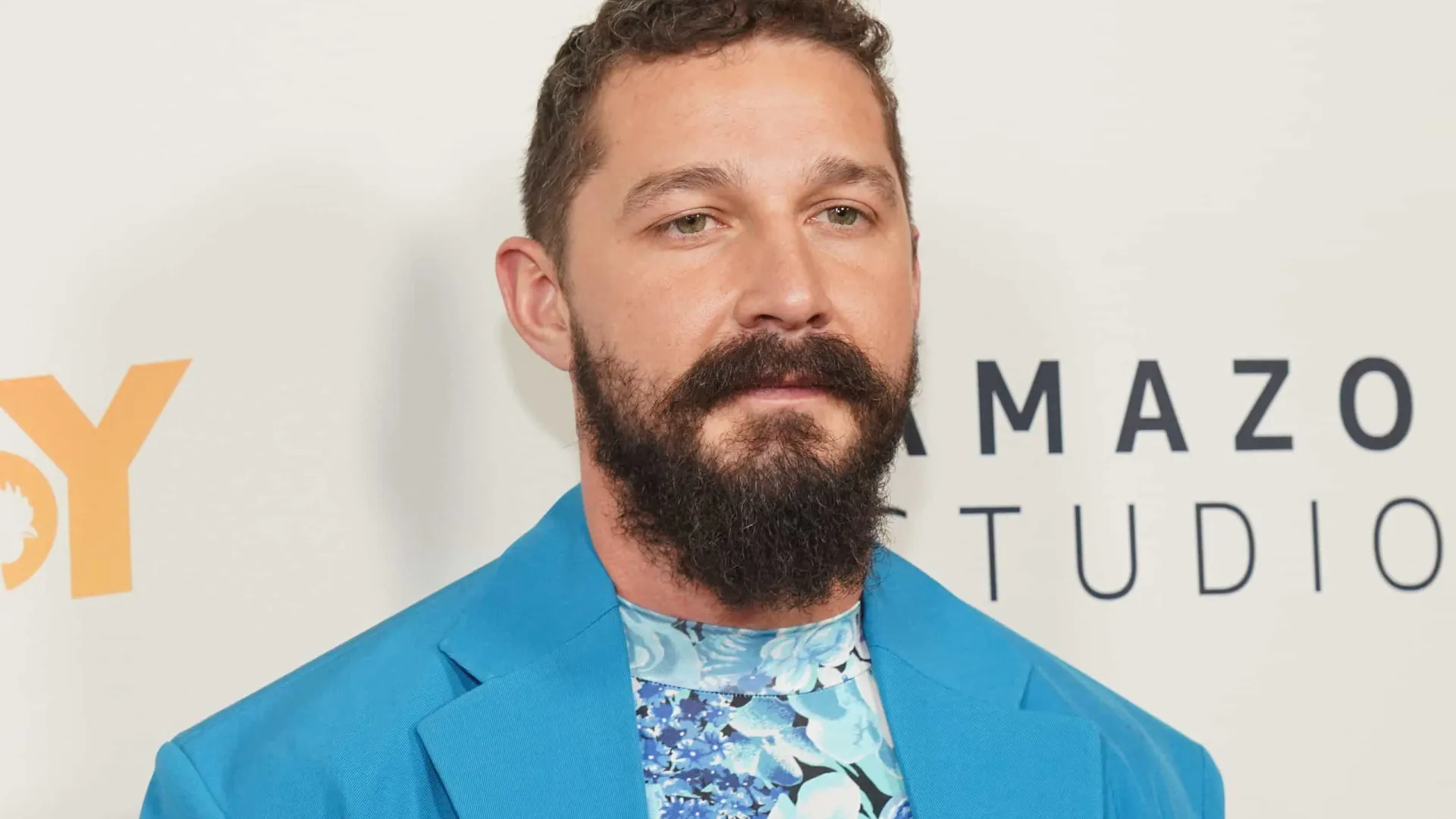 Após prisão, Shia LaBeouf é flagrado de cueca em saguão de hotel na Itália