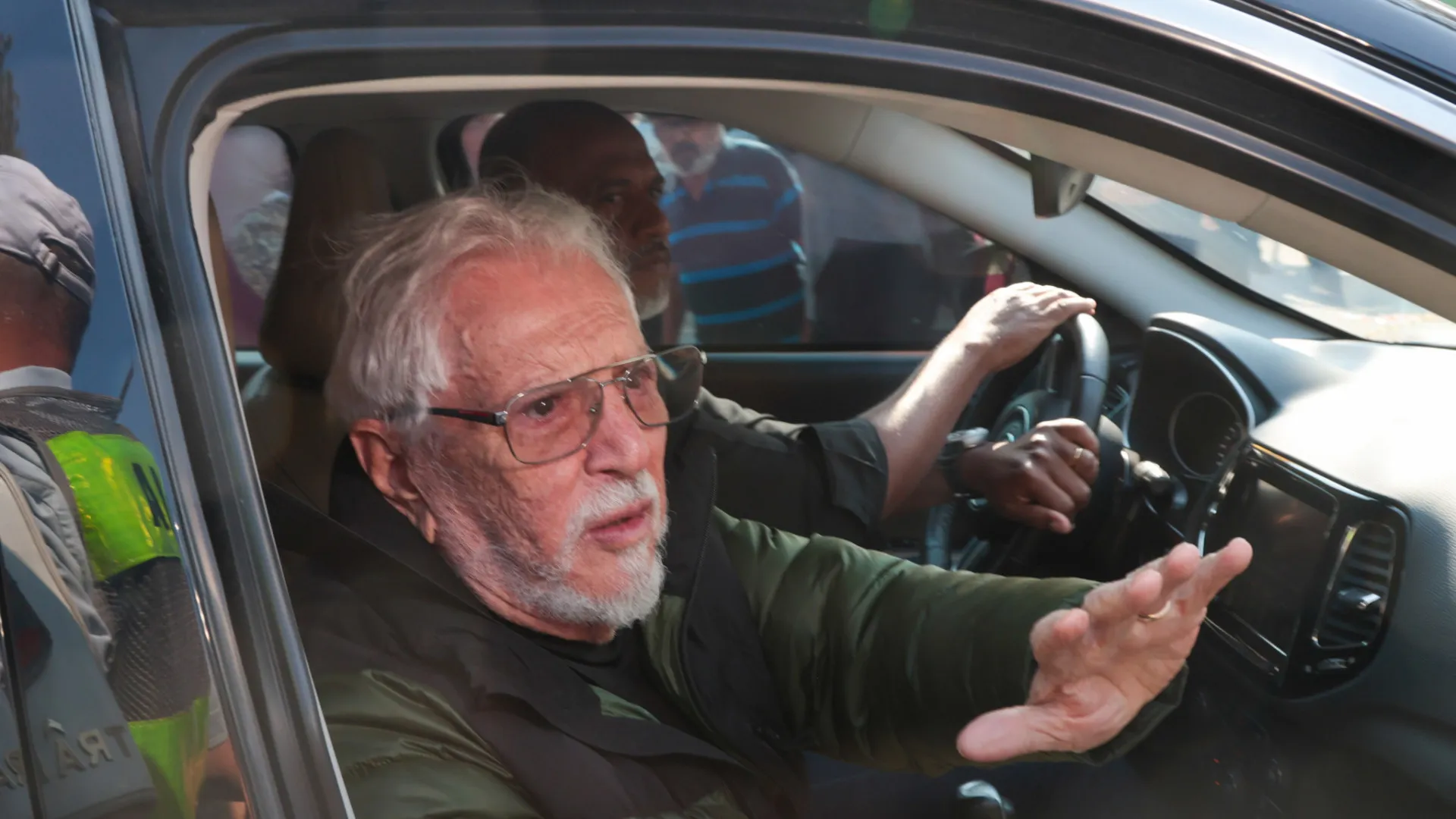 Carlos Alberto de Nóbrega recebe alta após três dias internado em SP